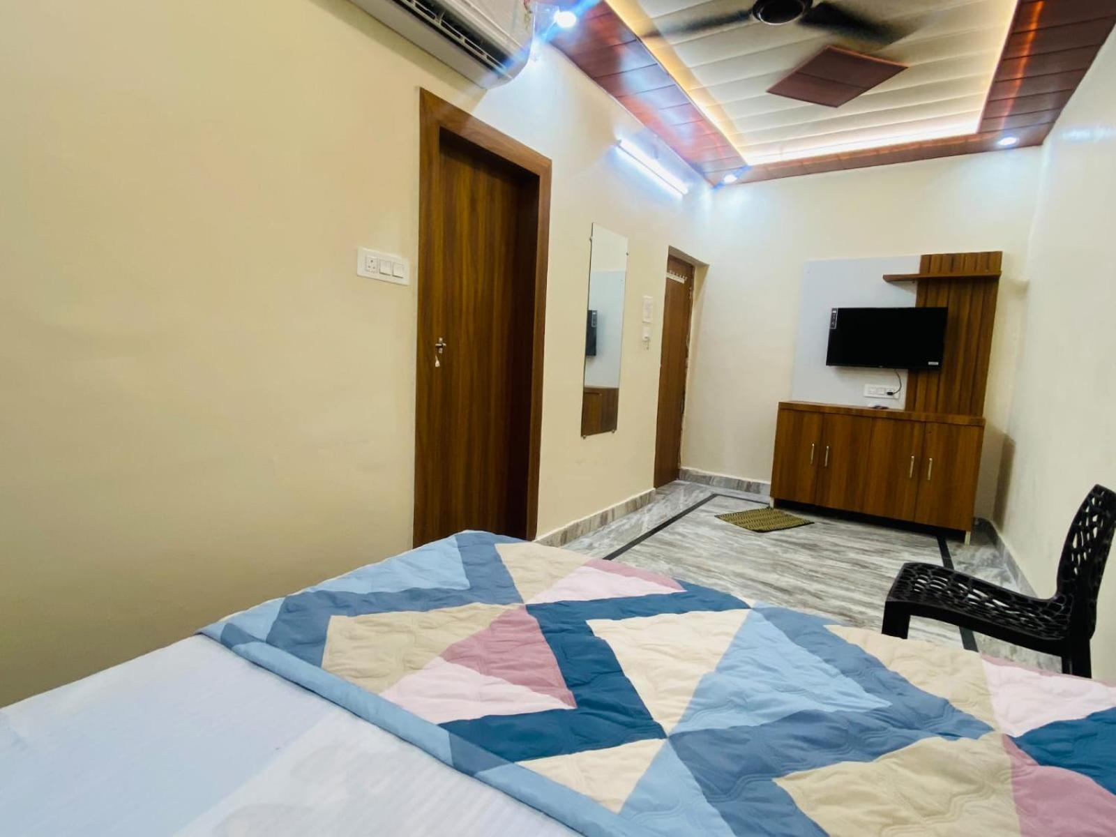 The Raman Palace- A Budget Hotel マトゥラー エクステリア 写真