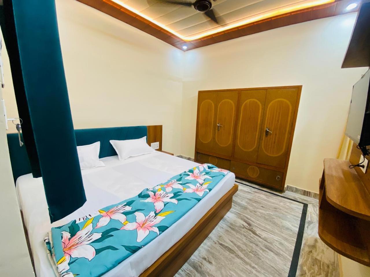 The Raman Palace- A Budget Hotel マトゥラー エクステリア 写真
