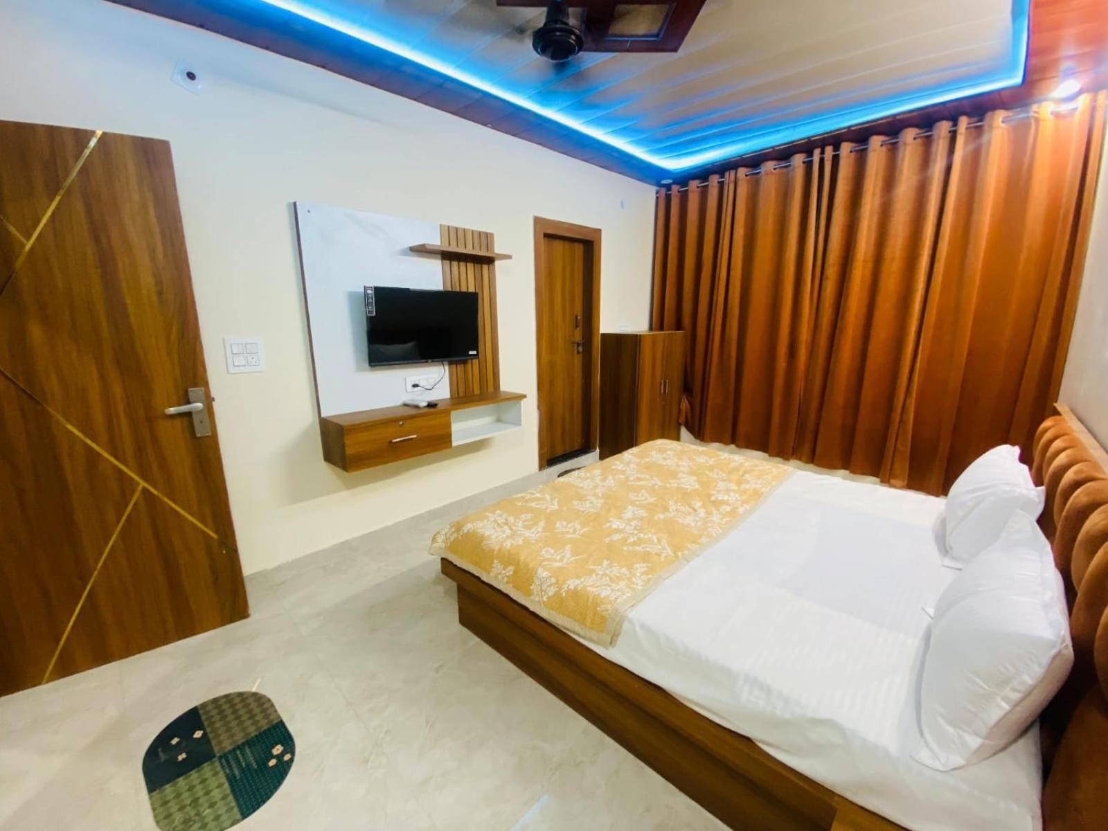 The Raman Palace- A Budget Hotel マトゥラー エクステリア 写真