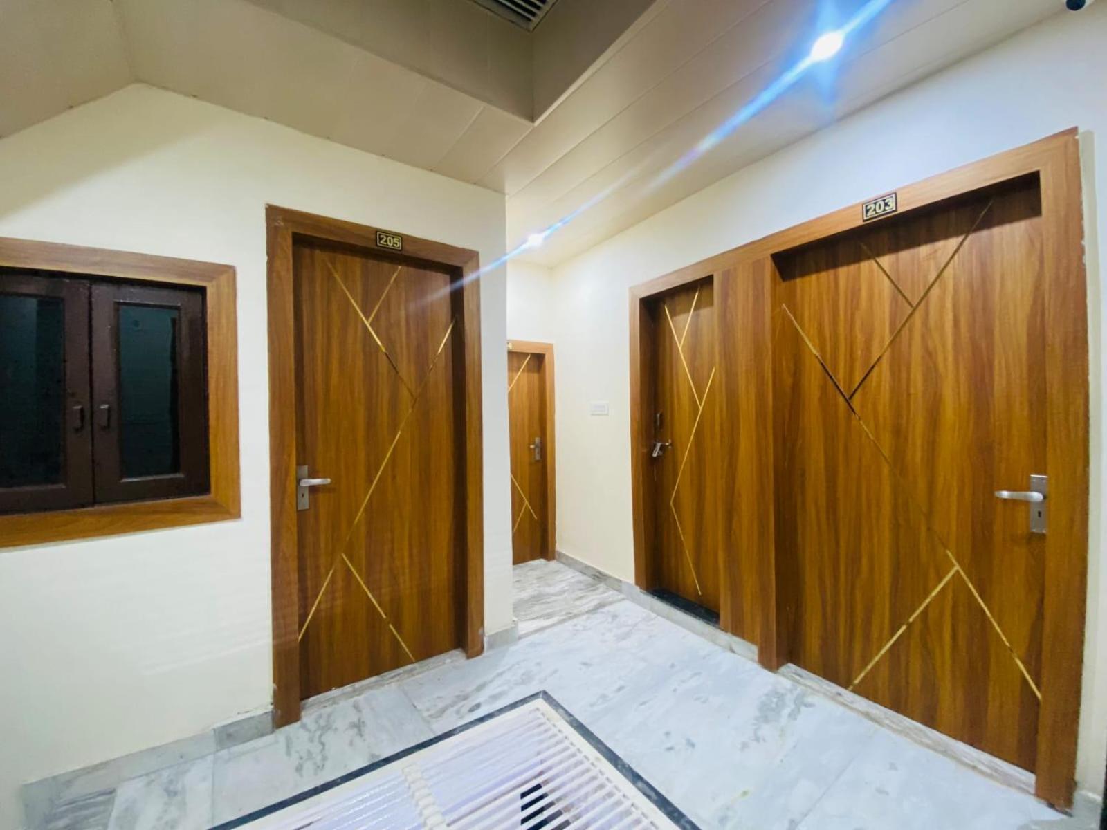 The Raman Palace- A Budget Hotel マトゥラー エクステリア 写真
