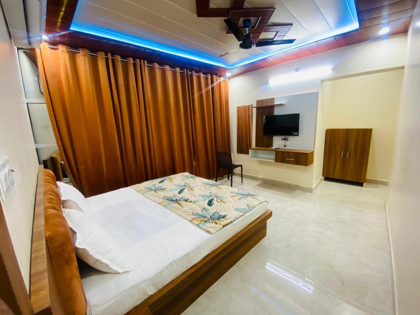 The Raman Palace- A Budget Hotel マトゥラー エクステリア 写真