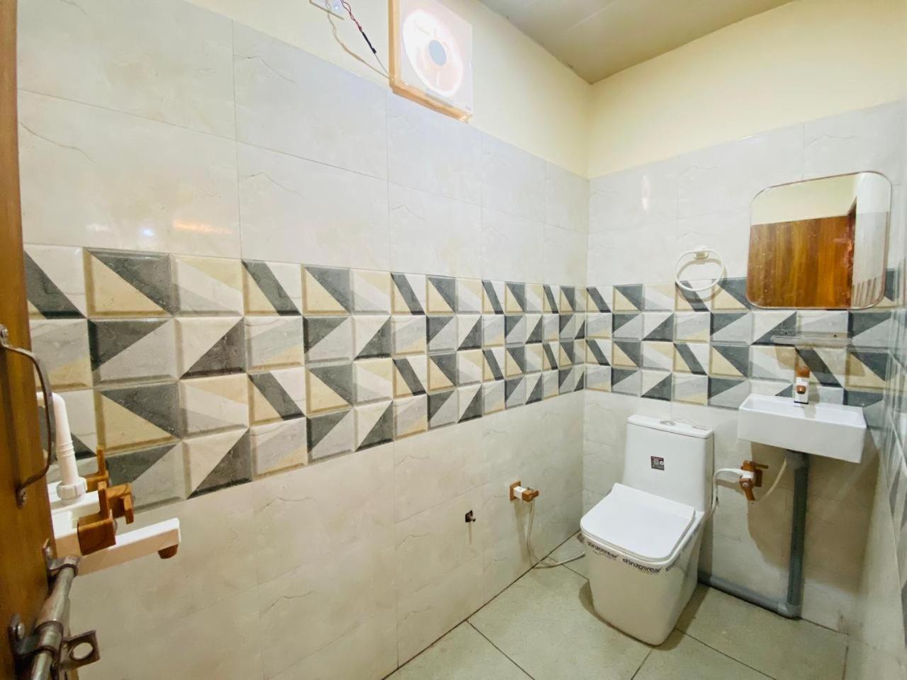 The Raman Palace- A Budget Hotel マトゥラー エクステリア 写真