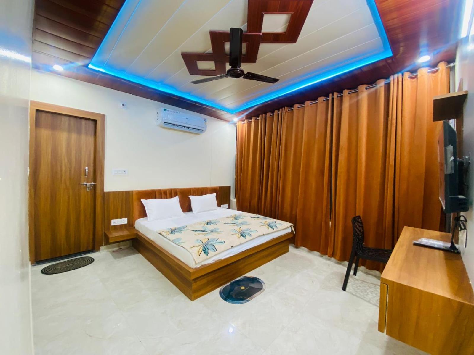 The Raman Palace- A Budget Hotel マトゥラー エクステリア 写真